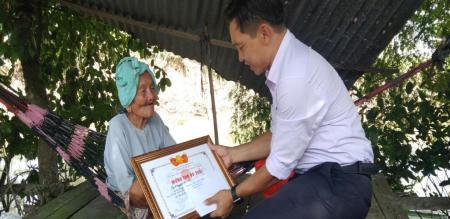 Lãnh đạo Thành ủy - HĐND - UBND và Ủy ban MTTQ Việt Nam thành phố  và UBND xã Tân Quy Tây thăm, tặng quà cho các cụ tròn 90 tuổi và 100 tuổi.
