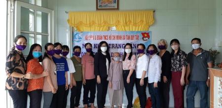 Hội LHPN và Đoàn TNCSHCM xã Tân Quy Tây May và tặng khẩu trang vải cho người dân phòng dịch bệnh Covid-19