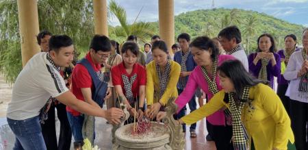 Hội LHPN xã Tân Quy Tây phối hợp Đoàn TNCSHCM Tổ chức hoạt động về nguồn viếng mộ chị Phan Thị Ràng