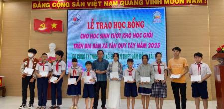 Trao tặng học bổng do Công ty TNHH MTV Xổ số kiến thiết Lâm Đồng tài trợ cho học sinh có hoàn cảnh khó khăn trên địa bàn xã Tân Quy Tây Trao tặng học bổng do Công ty TNHH MTV Xổ số kiến thiết Lâm Đồng tài trợ cho học sinh có hoàn cảnh khó khăn trên địa bàn xã Tân Quy Tây