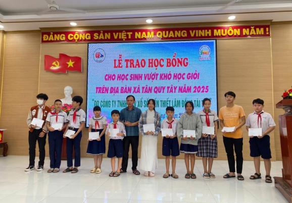 Trao tặng học bổng do Công ty TNHH MTV Xổ số kiến thiết Lâm Đồng tài trợ cho học sinh có hoàn cảnh khó khăn trên địa bàn xã Tân Quy Tây Trao tặng học bổng do Công ty TNHH MTV Xổ số kiến thiết Lâm Đồng tài trợ cho học sinh có hoàn cảnh khó khăn trên địa bàn xã Tân Quy Tây